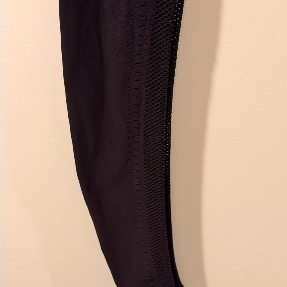 ALO Yoga Black Seamless High Waist Open Air Leggings 7/8 with Cut Out Detail